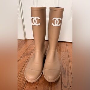 Beige Rain Boots looks like but not the real thing!